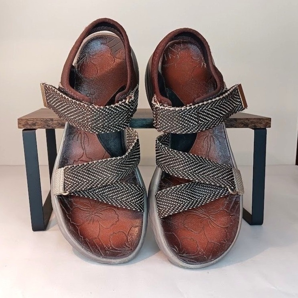 Bzees Jive Sandals Womens 7M Brown Chevron Stretch Comfort Platform Good